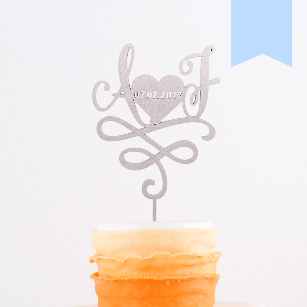 KLEINLAUT individueller Caketopper zur Hochzeit - mit Euren Buchstaben und Datum - 15cm breit - Wähle eine Farbe - Pastell Blau