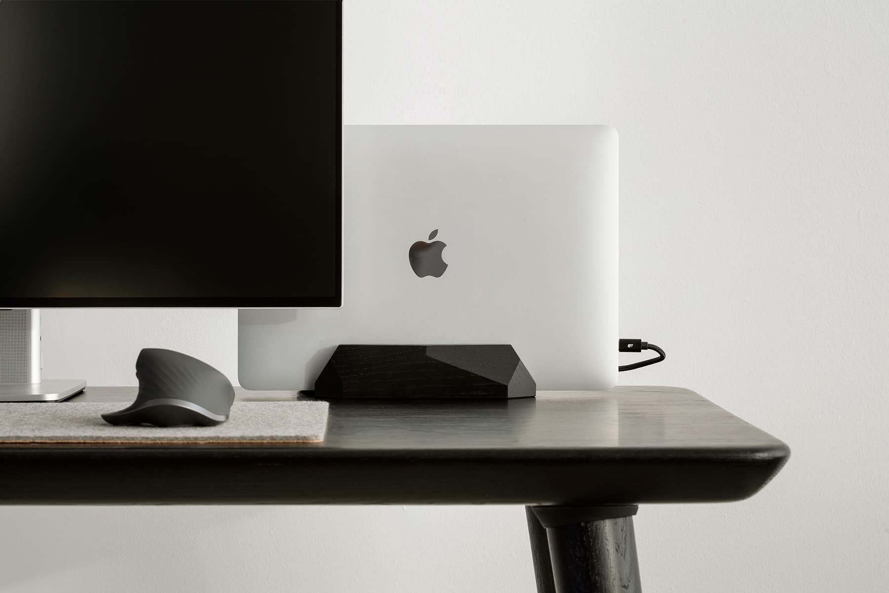Oakywood Supporto verticale per laptop - Scrivania con supporto per laptop - Compatibile con MacBook Pro, MacBook Air, iPad - Realizzato a mano in rovere tinto nero - Supporto per laptop