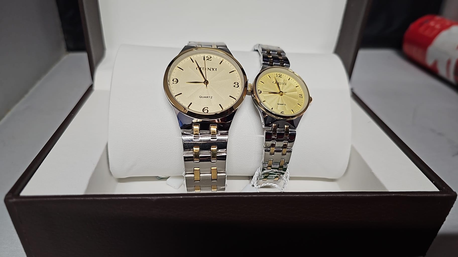 Mr. Gadget's Solutions Par de relojes de cuarzo, analógico, para parejas, de negocios, informal, con pulsera de acero inoxidable dorada y plateada, regalo de pareja para el día de San Valentín, para