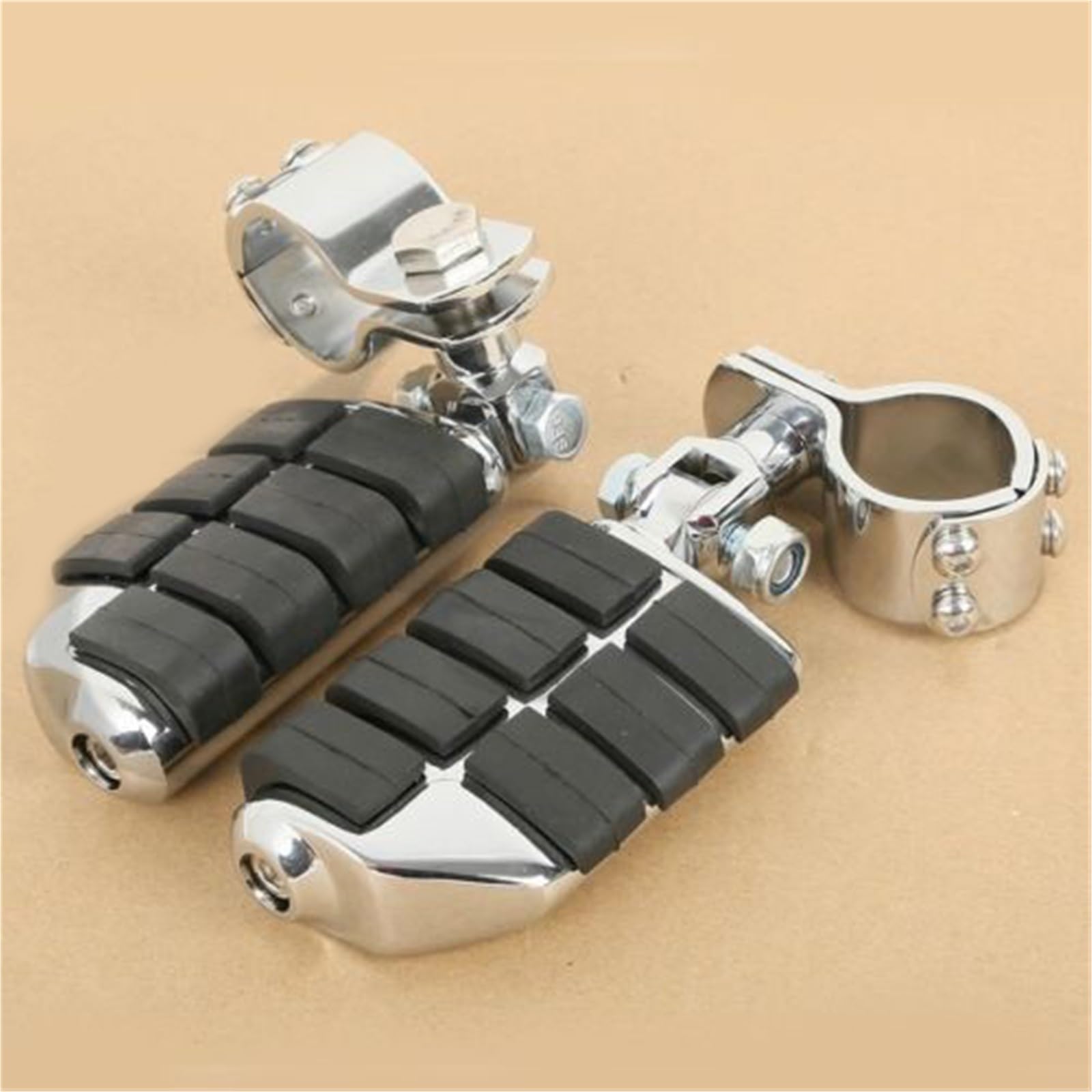 Repose-pieds doubles chromés de moto pour vos longues balades et road trips estivaux