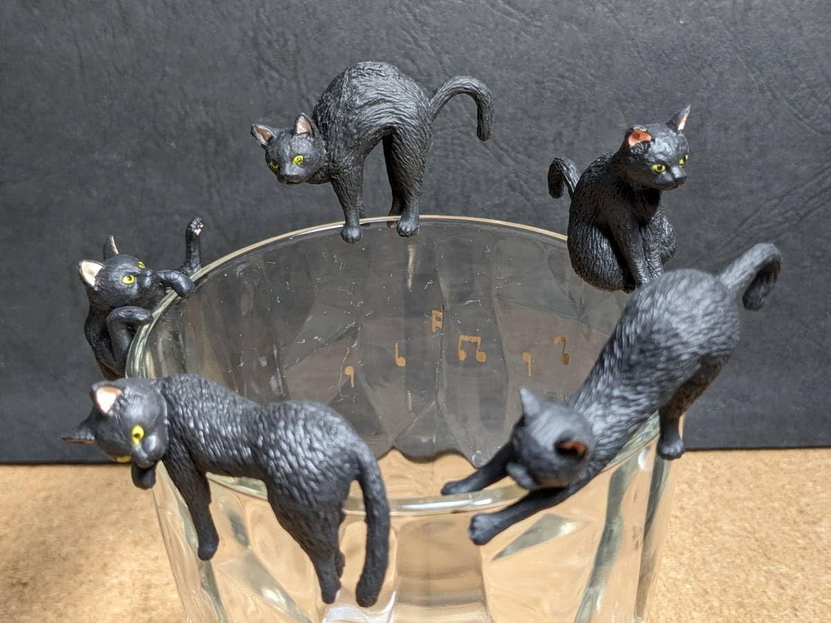 中古品【ぶち猫＆黒猫 猫の置物】2個セット♡おまけ付き♡ Amazon | 「ふちねこ 第1弾」の全5種セットひっかけ黒ネコフィギュア