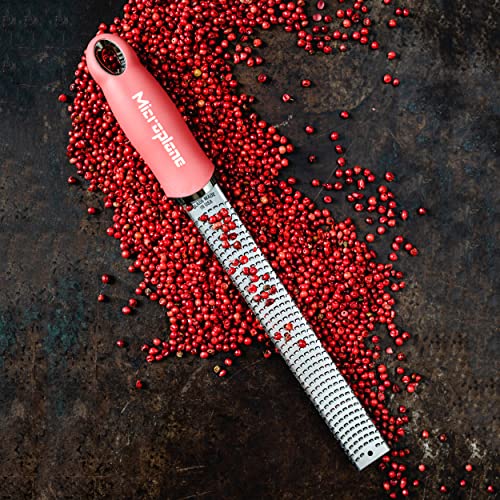 Foto von Microplane Zester Küchenreibe in Lippenstift-Pink für Zitrusfrüchte, Parmesan, Ingwer, Schokolade & Muskatnuss mit feiner Edelstahlklinge - Made in USA