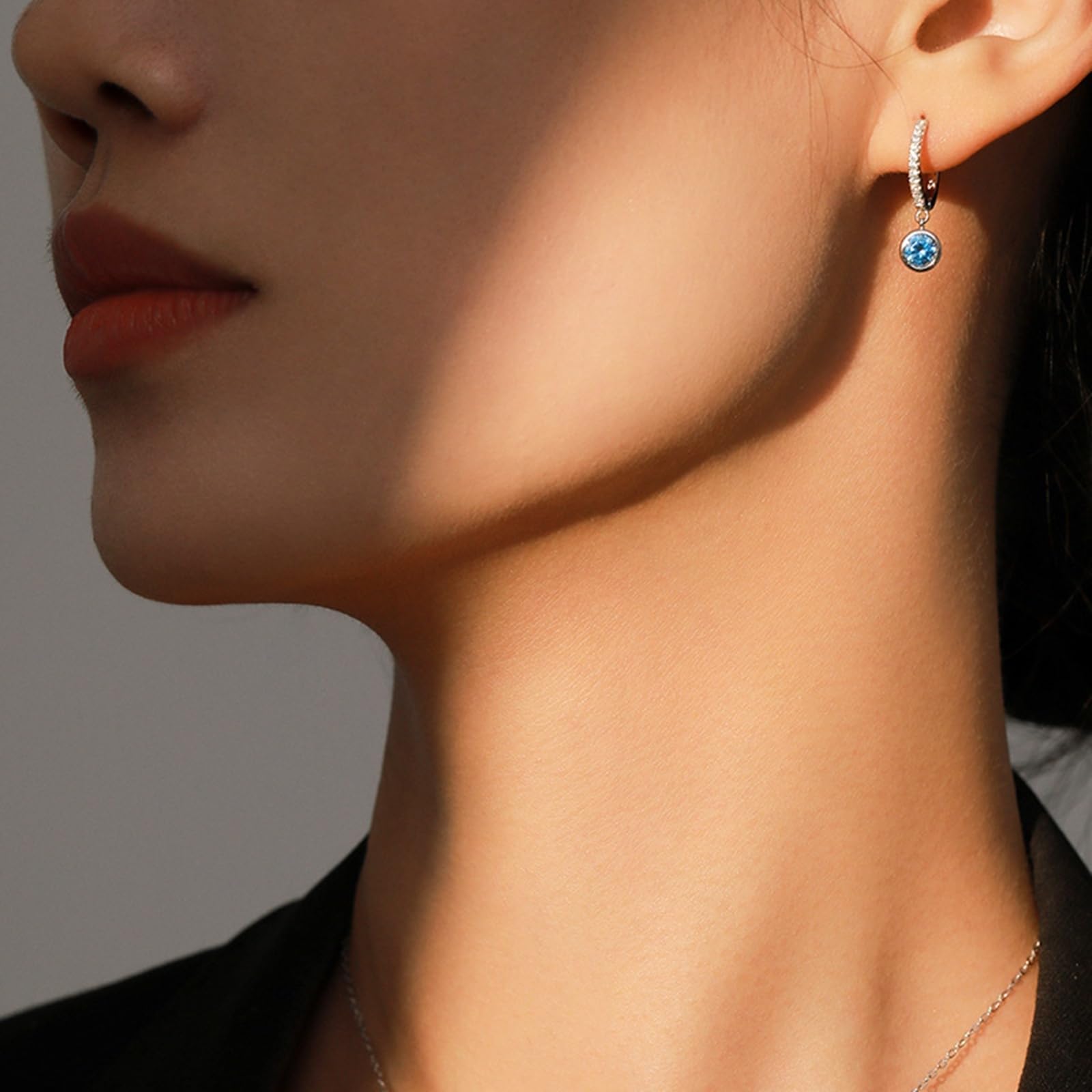 Wycian Pendientes de boda para novias dorados, topacio azul claro y moissanita, aretes de aro para ella