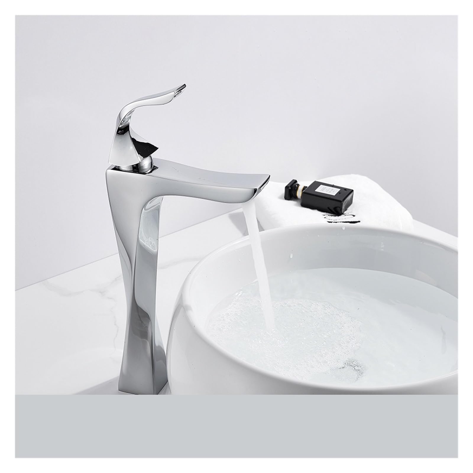 Mitigeur pour salle de bain finition chrome noble et écoulement cascade design
