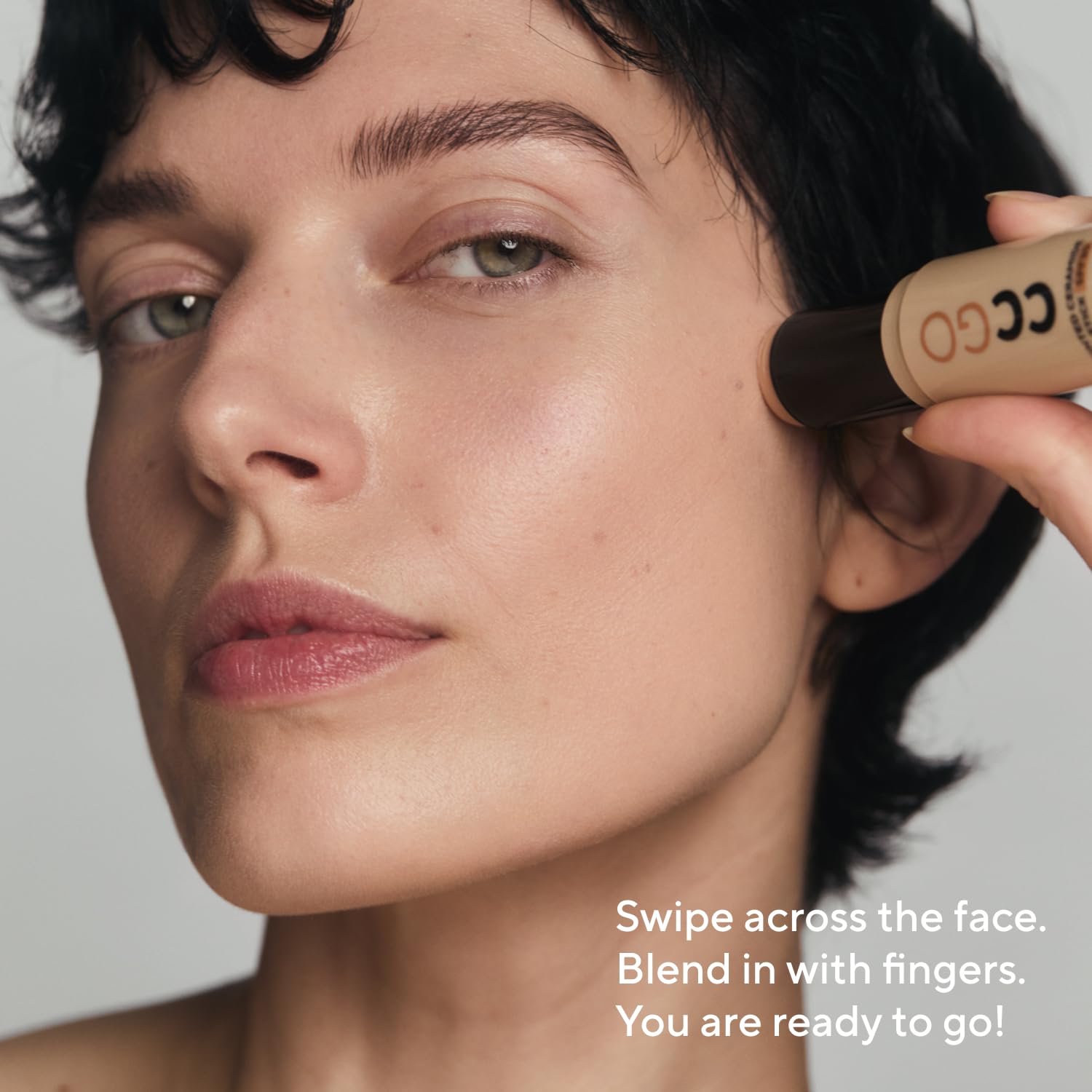 MÁDARA CC GO Tinted Ceramide CC Stick SPF30#40 Sand- 3-in-1-Farbkorrektur-Foundation-Stick mit Mineralischem Sonnenschutz, Gleicht den Hautton aus, deckt Rötungen und Flecken ab