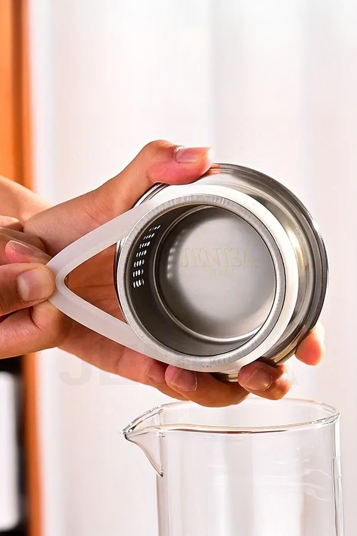 Jenisa 1500 ml Borosilikat Cam Çizgili Sürahi – Süzgeçli Metal Kapaklı, Isıya Dayanıklı Şık Tasarım