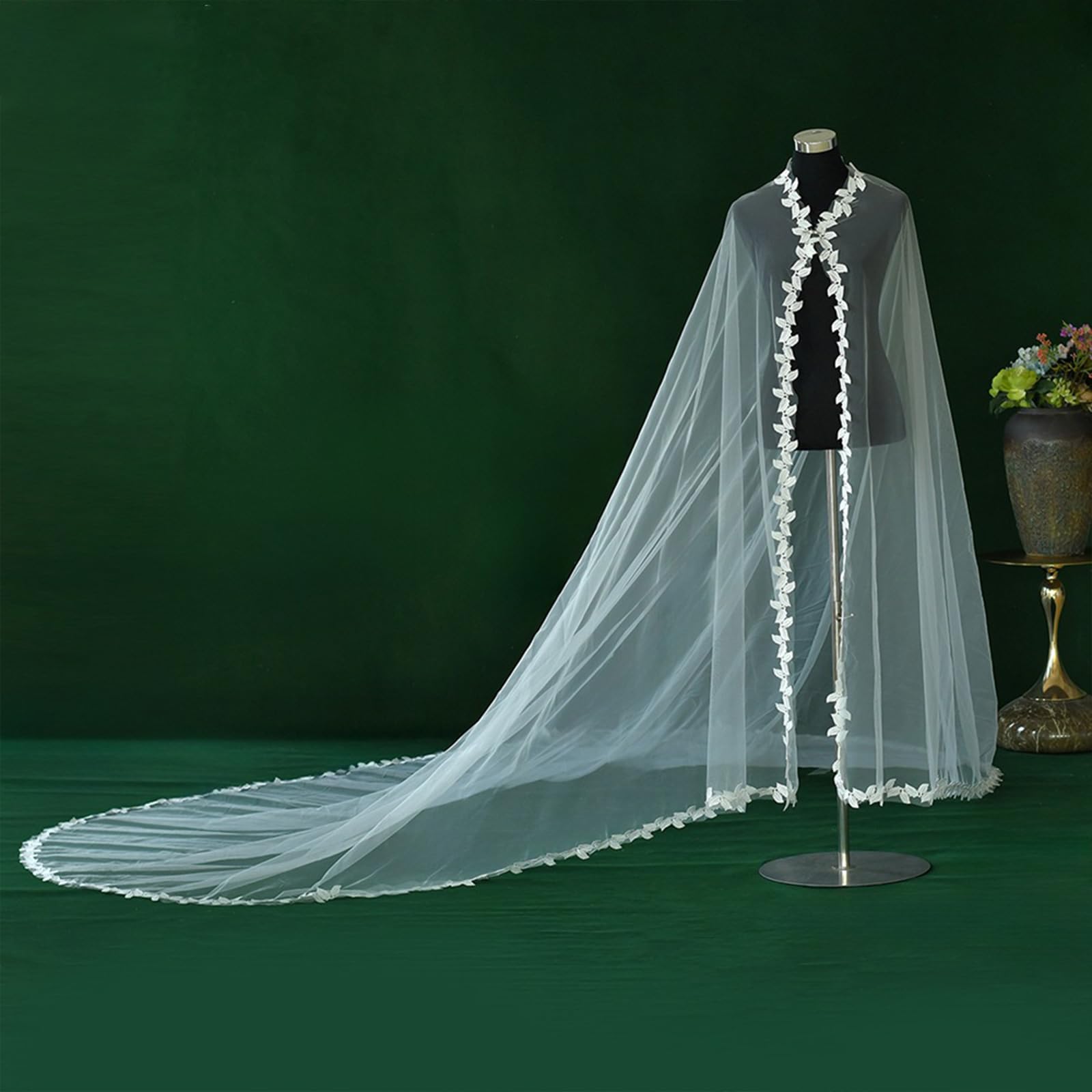 Delicato avvolgimento da matrimonio decorato con aghi, color crema
