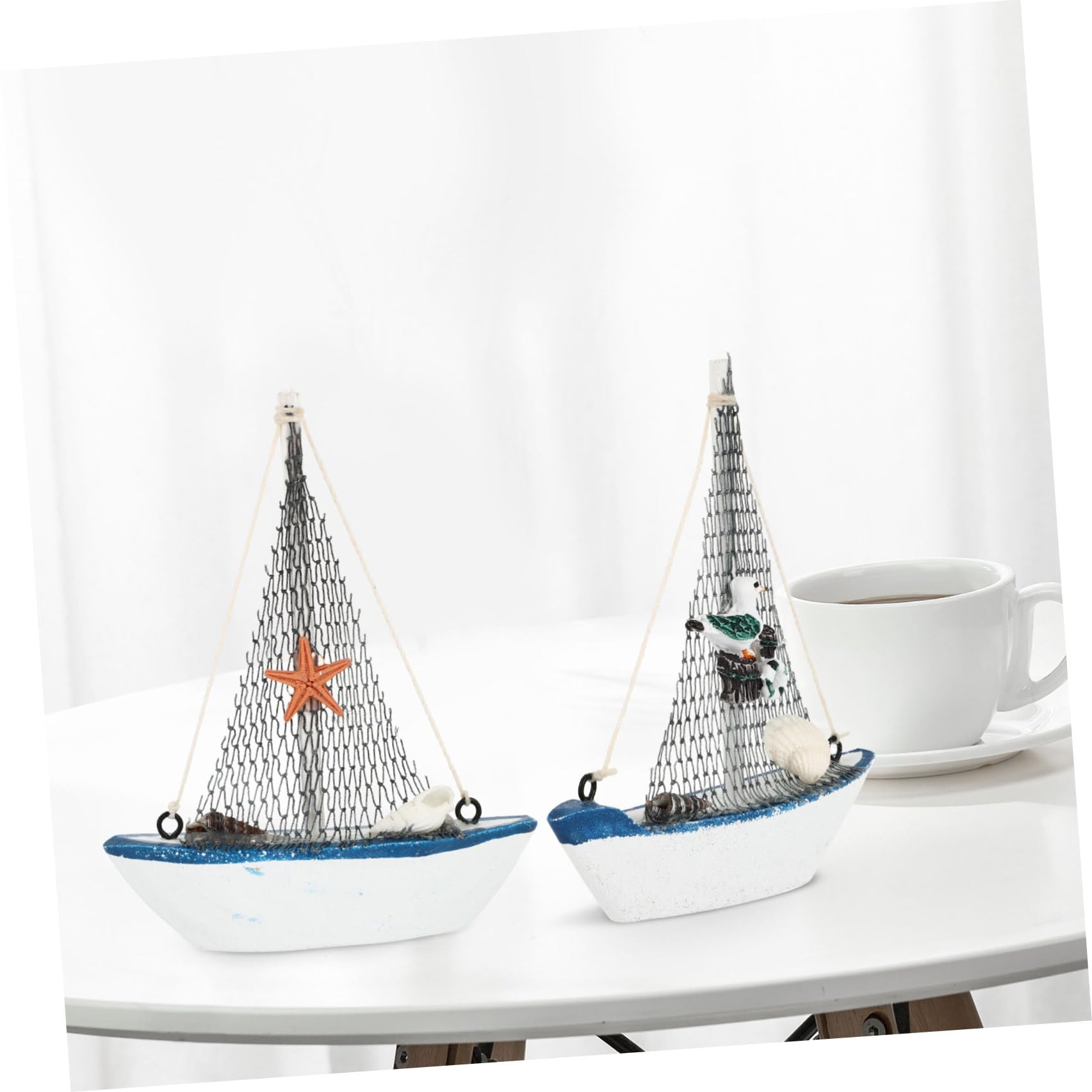 Mikikit 4 Pezzi Modellino Barchetta a Vela in Resina per Decorazione Marina Contemporanea e Artistica, Ornamento per Decorazioni da Festa a Tema Mare e Casa Stili multipli