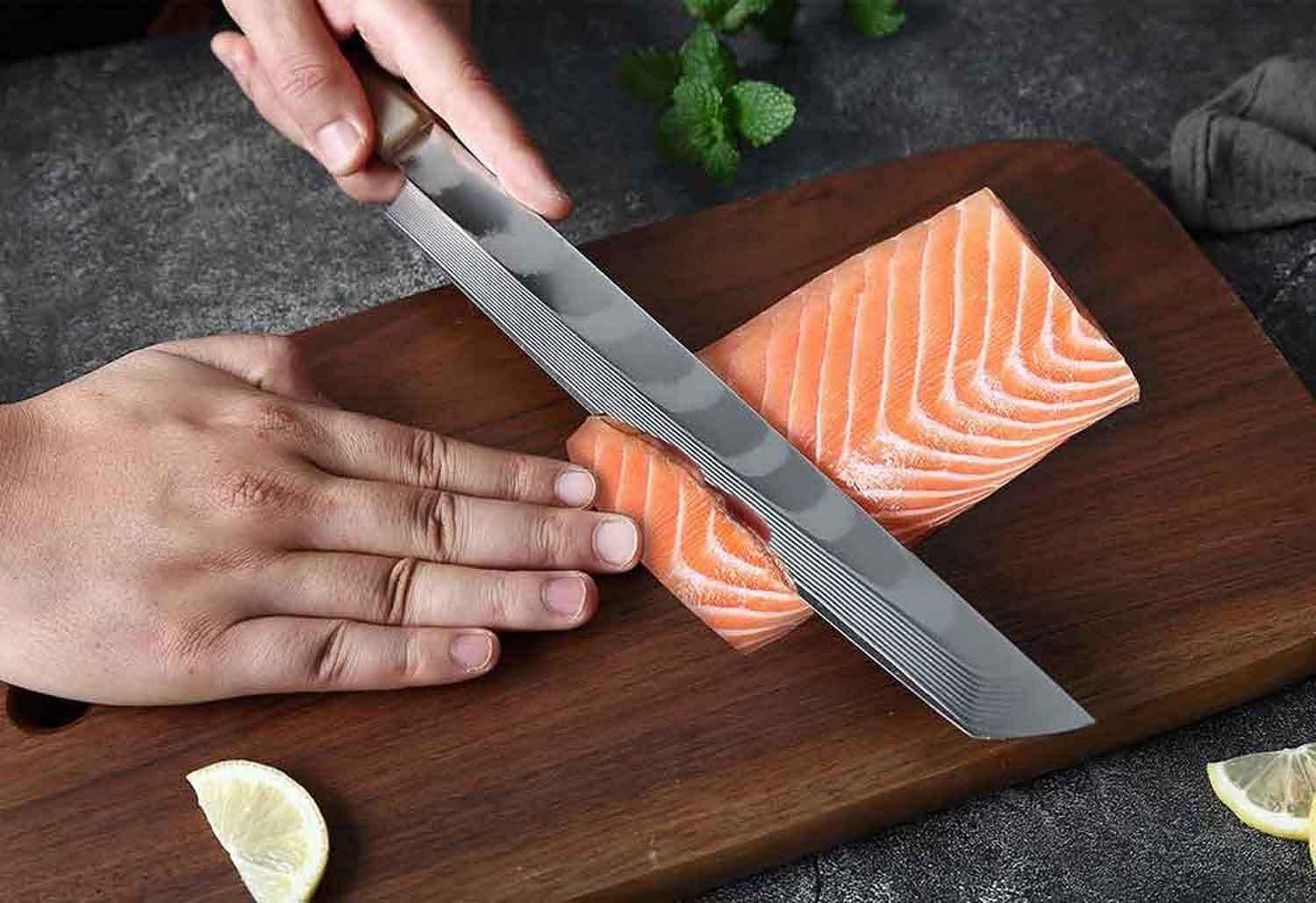 Sakimaru oder Yanagiba Messer Mit achteckigen Ebenholz- und Büffelhorngriff Lachsmesser und Filetmesser für Sushi und Fisch Damast Edelstahl 33 Lagen sehr scharf 43 cm