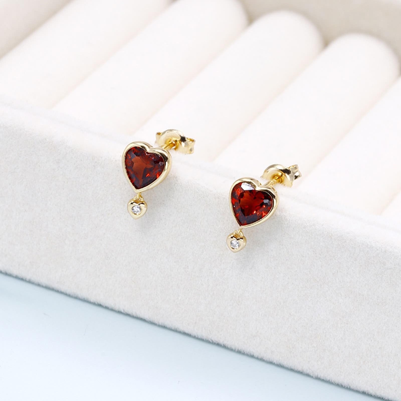 Orecchini in vero oro 14 carati 585, con cuore rosso rubino, a forma di cuore, in oro giallo 14 carati, moissanite