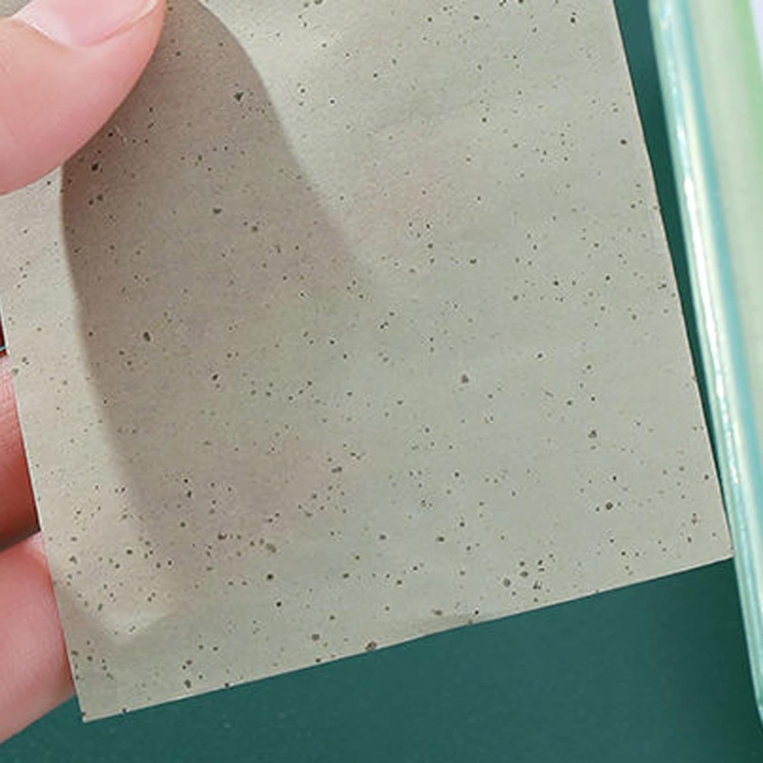 Khakho 300Pcs Oil Absorbing Facial Blotting Sheets For Oily Skin, Natural Green Tea Oil Control Film, Face Blotting Paper for Women Men Use (Green)