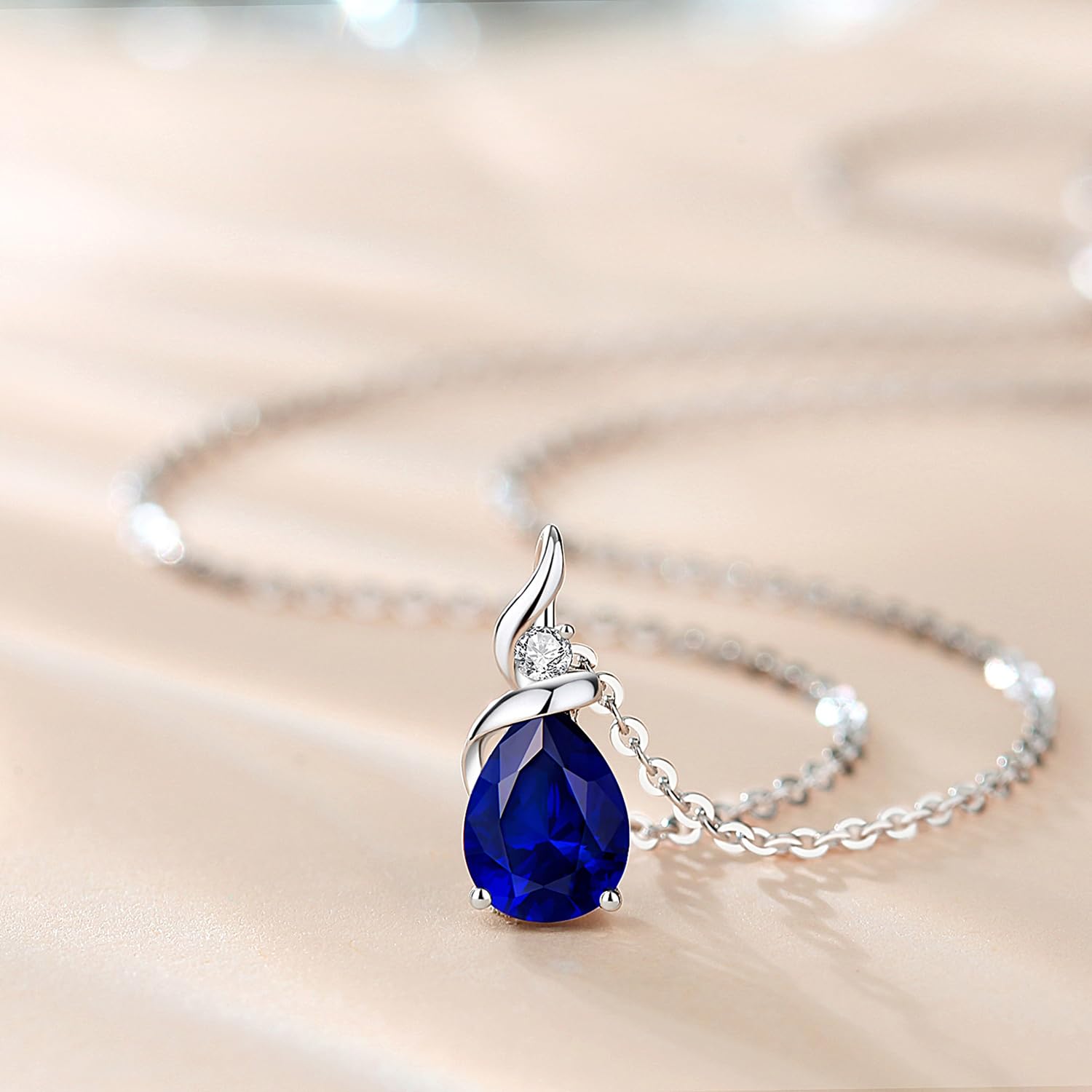 FANCIME Collier Femme en Or Blanc 14 carats 585/1000 Pendentif et Argent 925/1000 Chaîne avec Saphir Bleu de Synthèse et Diamant Naturelle Cadeau Bijoux pour Femme maman- Chaîne Ajustable: 40 + 5 cm
