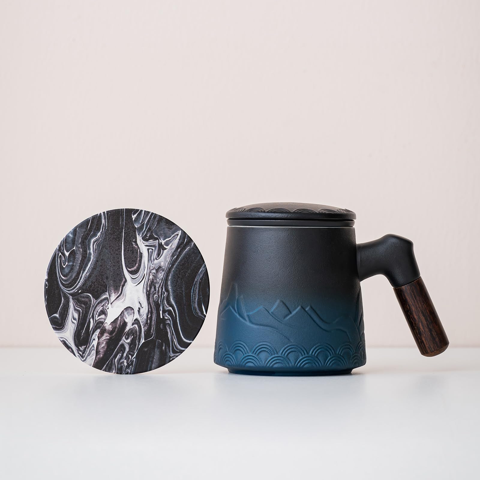 Taza de té de cerámica con infusor y tapa, taza coladora de té azul degradado de 13.5 onzas para té de hojas sueltas con mango de madera, regalo para los amantes del té