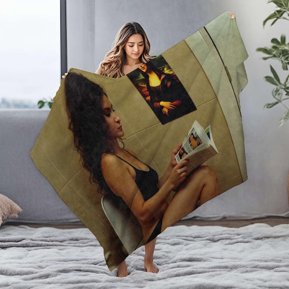 Wodoodporny koc kobieta czytająca magazyn w łazience z plakat Mona Lisa na ścianie. koc flanelowy duży koc żółty narzuta koc (150 x 200 cm)
