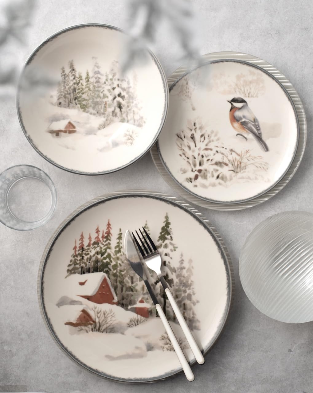H&H Service de Table Noël 18 Pièces Symphony en Grès - Assiettes Plates, Creuses et à Dessert - Décorations Hivernales Élégantes avec Baies et Animaux, Idéal pour Noël et Fêtes de Fin d'Année