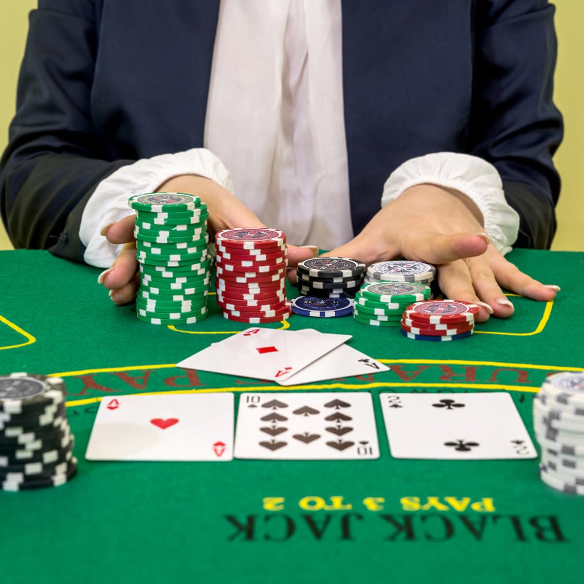 HOMASIS Set da Poker 500 Fiches Valigetta 2 Mazzi Carte 5 Dadi Tappetino Nero