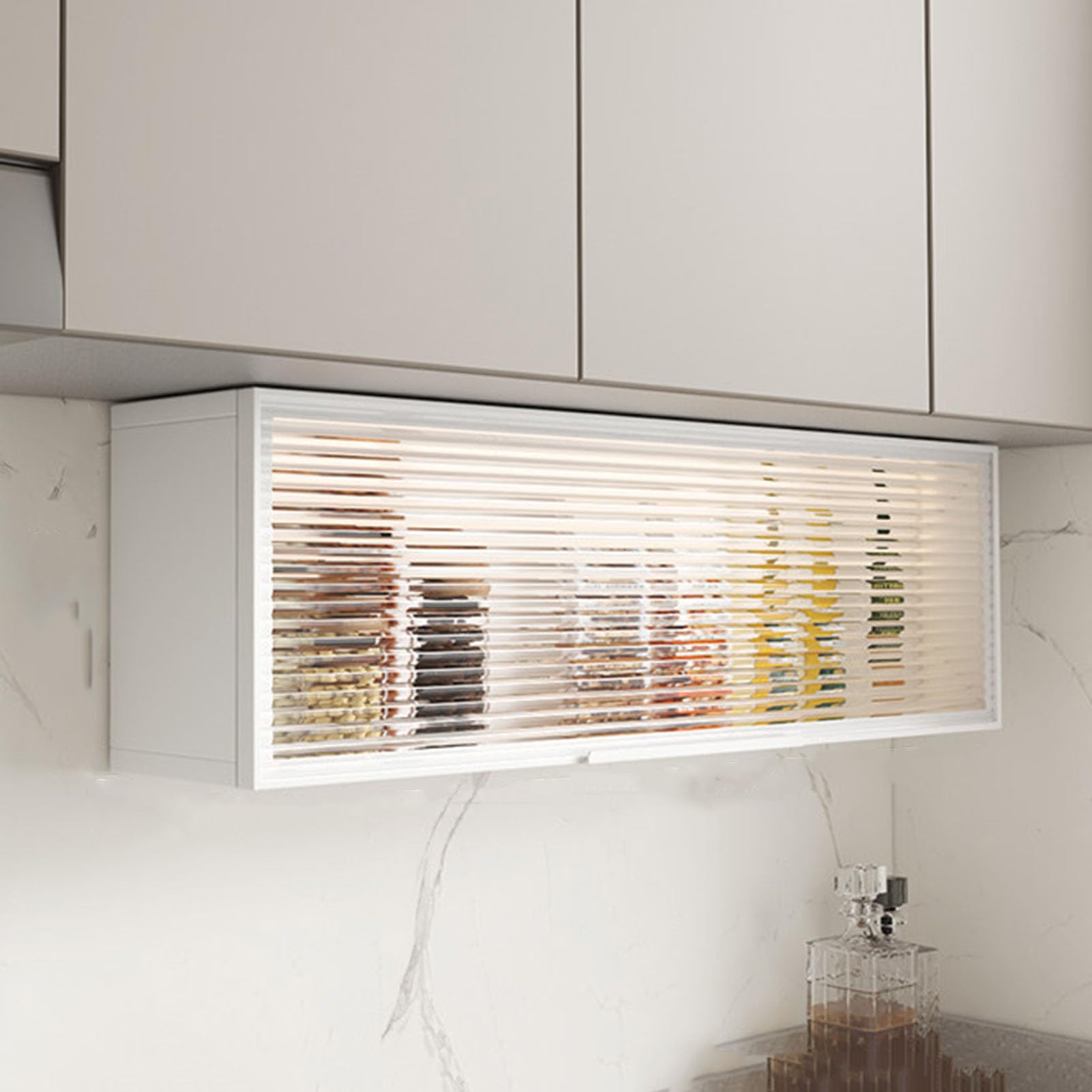 Aparador de cocina montado en pared con puertas de cristal y estantes de madera blanca