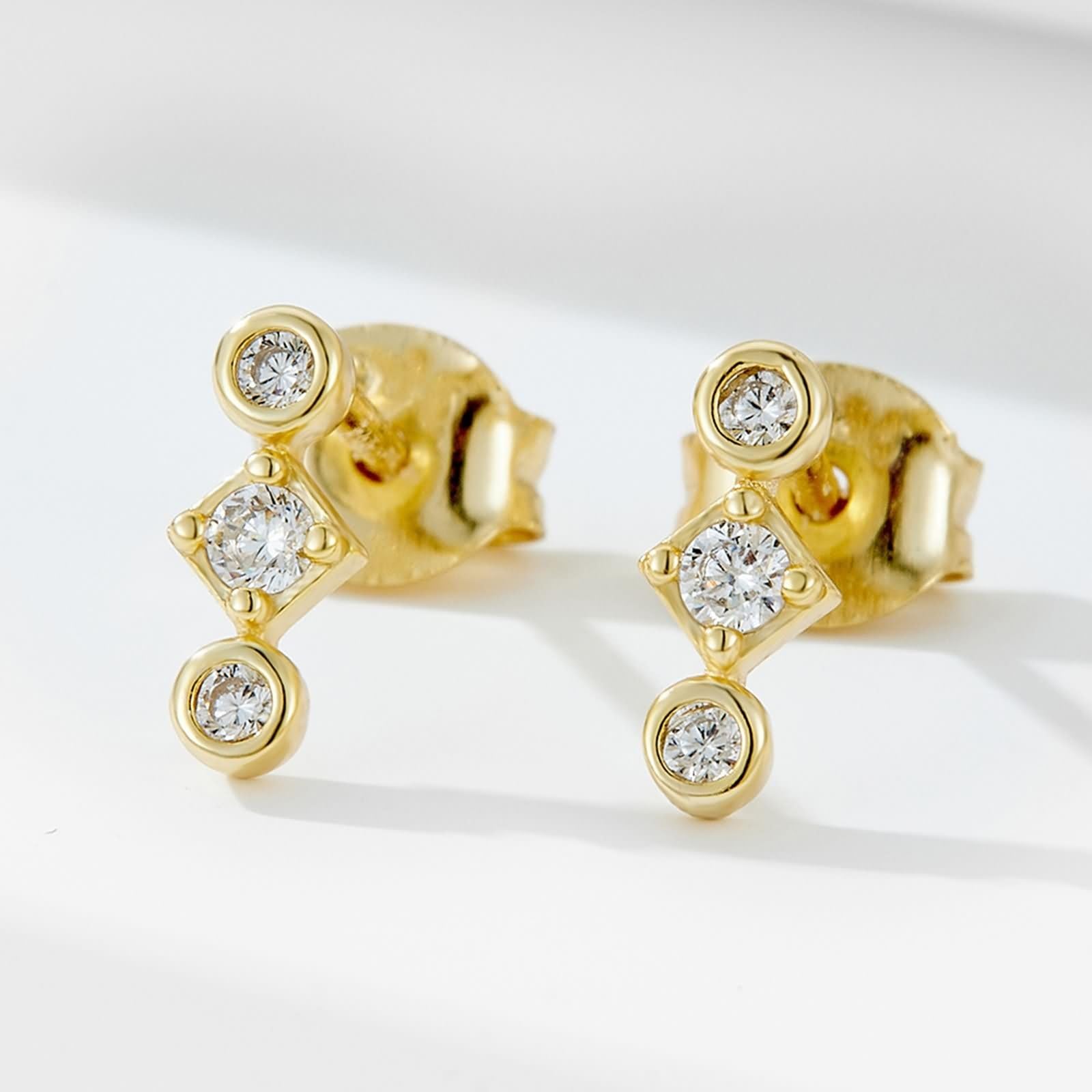 Pendientes de tuerca de oro amarillo para mujer, oro amarillo de 14 quilates, diseño simple de rombo redondo con moissanita, aretes de tuerca para cartílago de hélice para mujeres, esposa