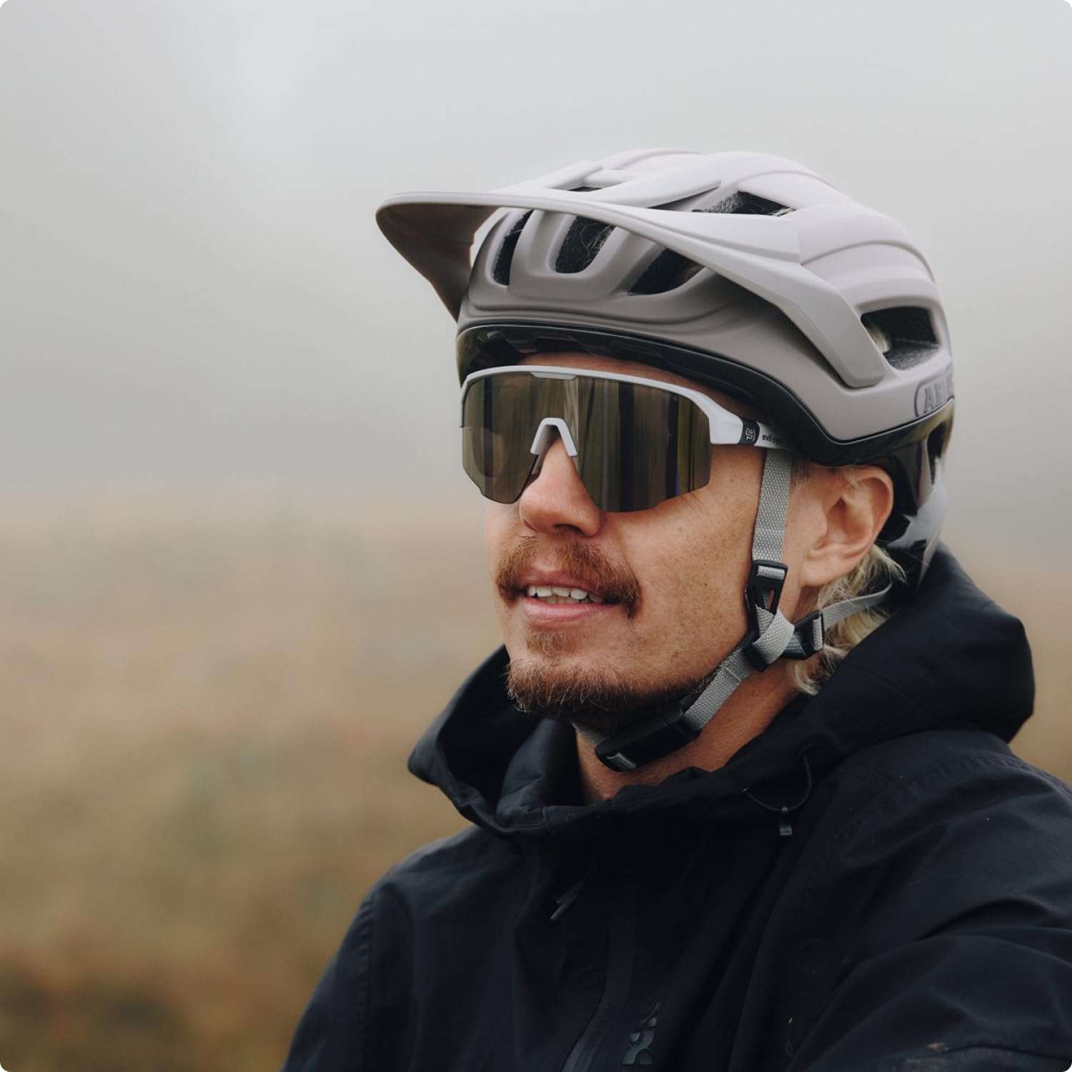 ABUS Cliffhanger Casco MTB, Dust Grey, Talla M | Casco MTB para singletrail y enduro, cierre magnético, visera ajustable, almohadillas lavables
