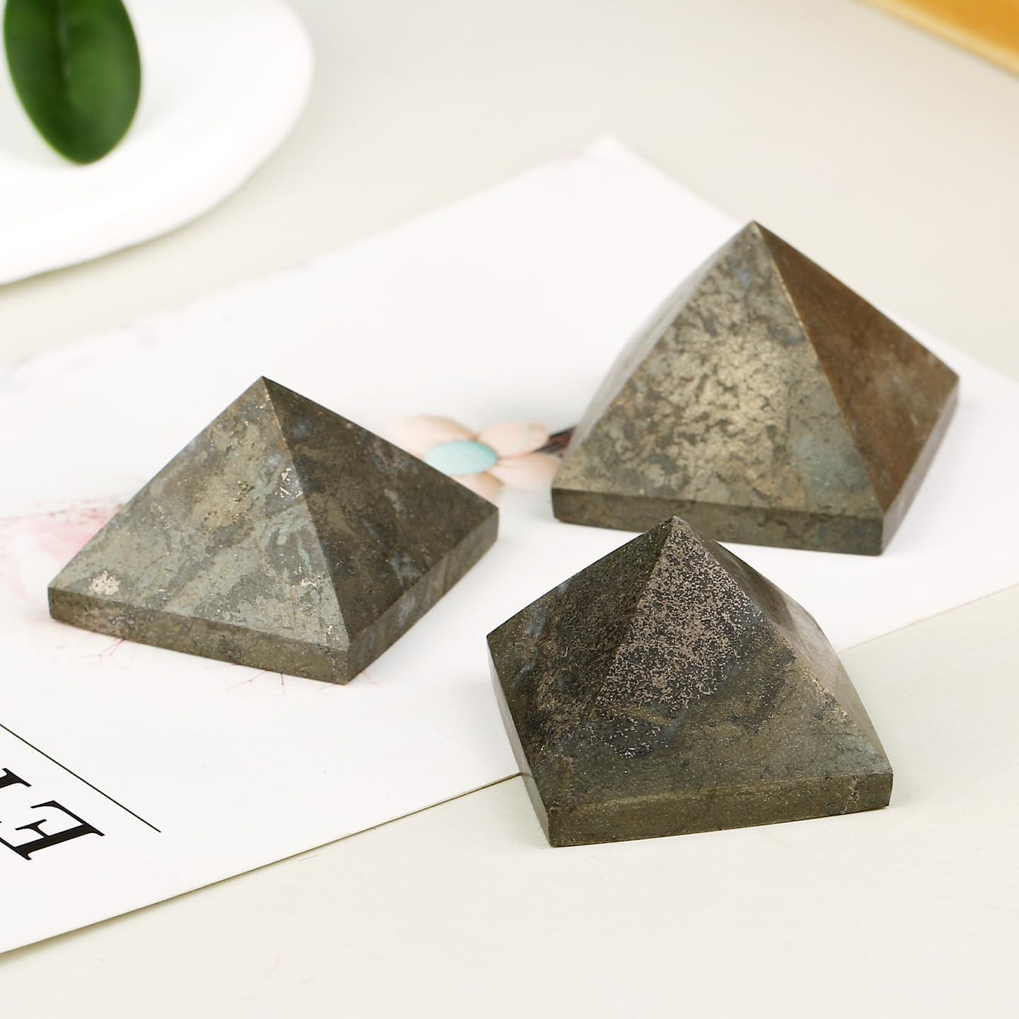 Natural Pyrite Crystal Pyramid Hand-Carved Fools Gold Pyramid for Home Decor Meditation Mindfulness Decorative Stone Thoughtful Gift