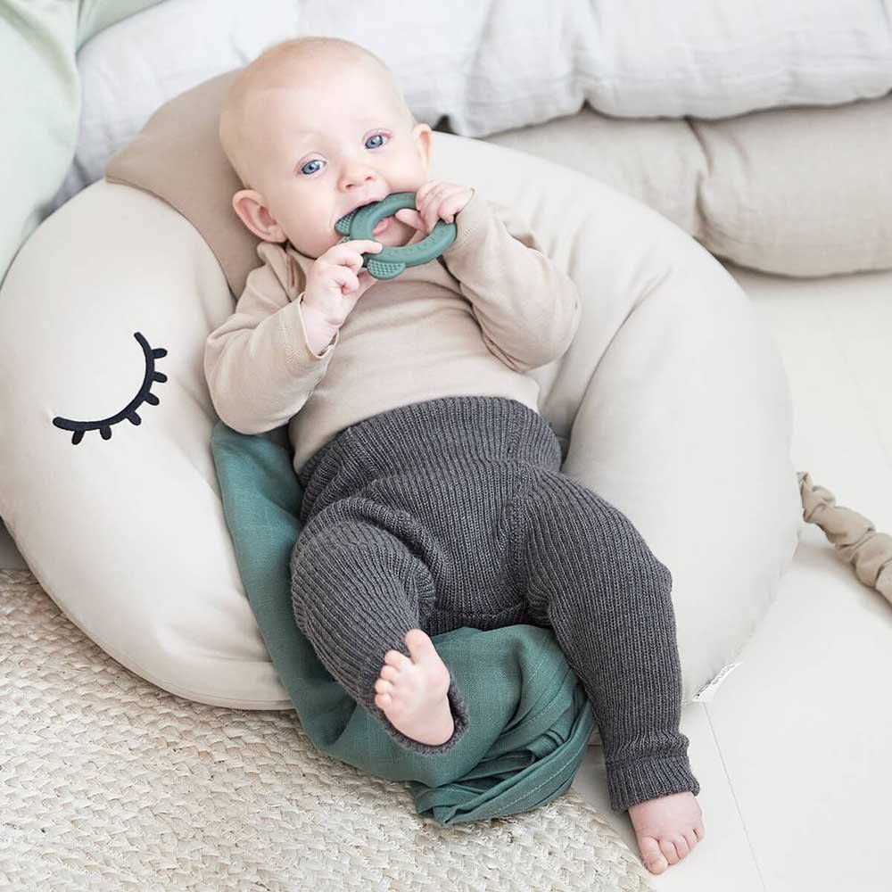 Done by Deer Still- und Babykissen Elphee Sand - Oeko-TEX® Zertifiziert - Bezug: 100% Bio-Baumwolle. Füllung: Mikroperlen aus expandiertem Polystyrol, Polyesterwatte