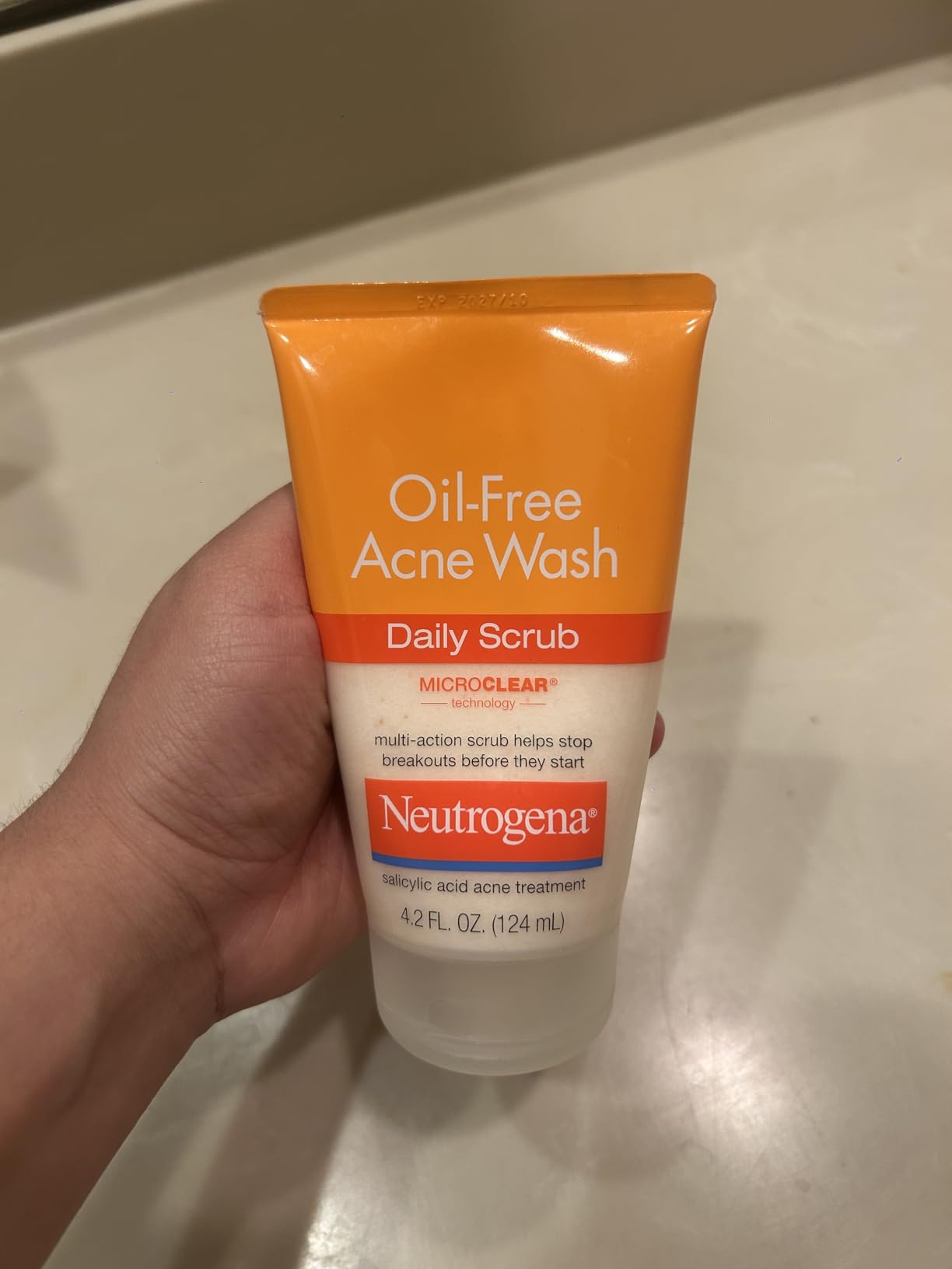 Johnson & Johnson Neutrogena Oil-Free Acne Face Wash with 2% Salicylic Acid, Daily Exfoliating Scrub & Acne Treatment for Oily, Acne-Prone Skin, Clears Breakouts & Blackheads, 4.2 fl. oz