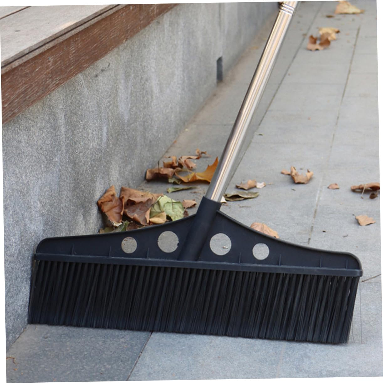 Scopa da Giardino in Acciaio Inossidabile Larga e Setole in Nylon Nera con Impugnatura Confortevole per Pulizia Efficiente di Patio e Decking Esterni