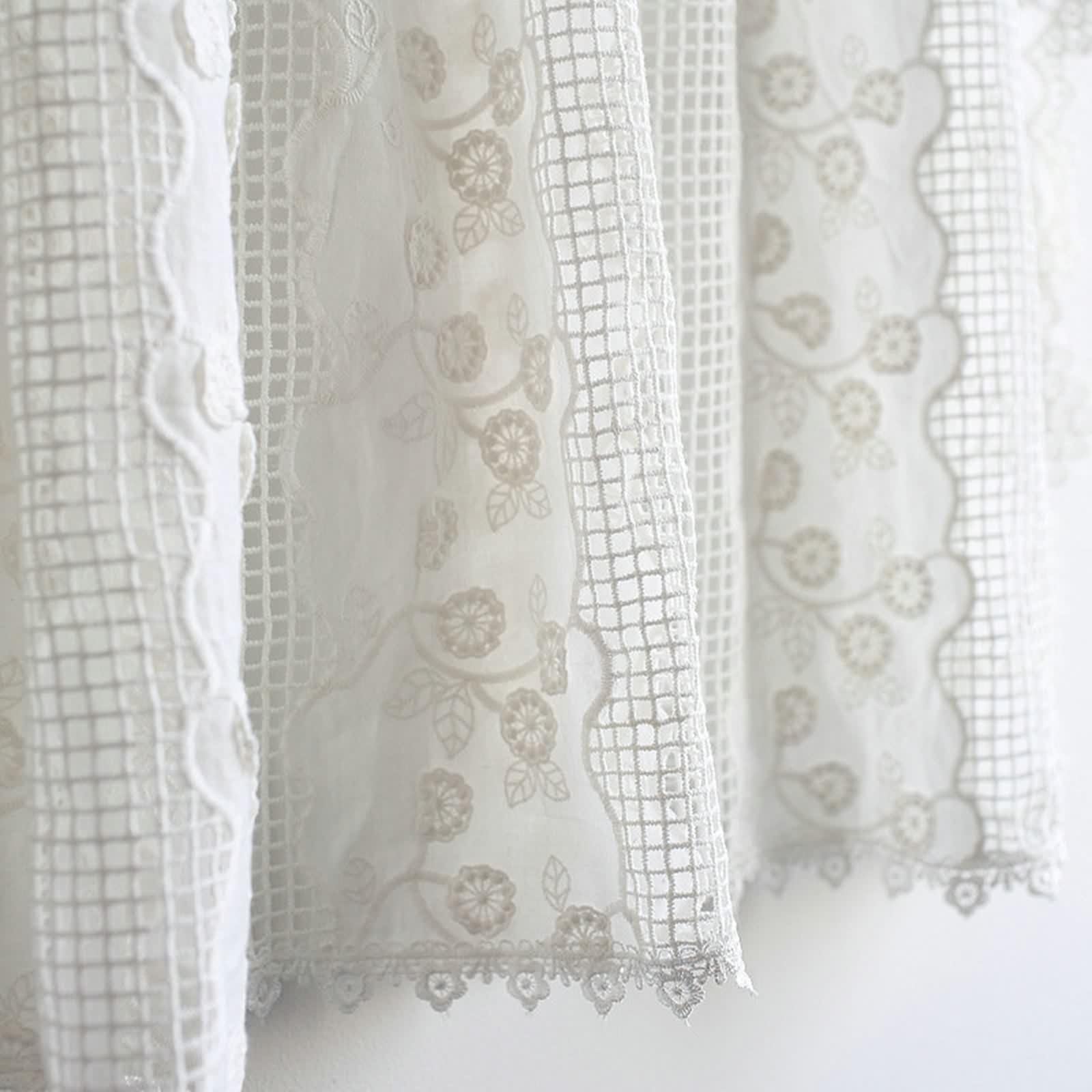 Zazdrostki, do kuchni, wiejskiego domu, krótkie, białe, poliester, bawełna, bistro, haftowane, z kwiatowym wzorem, 1 sztuka, szer. 125 x wys. 138 cm