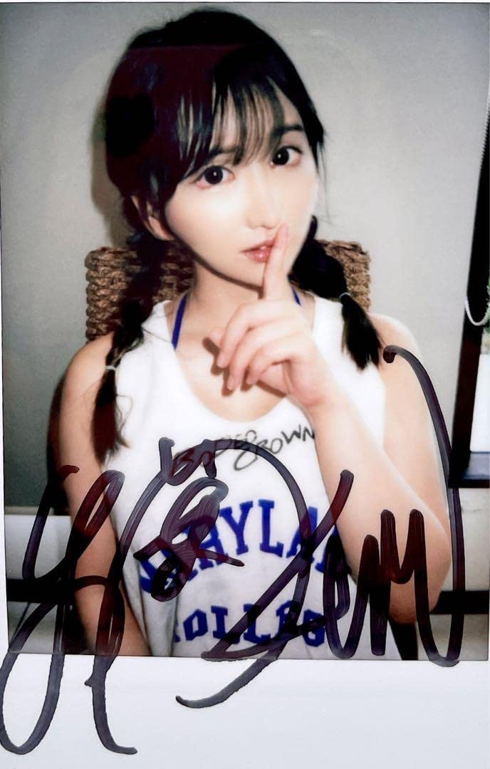 Amazon.co.jp: 楪カレン 直筆サイン入りチェキ 三つ編み : Toys & Games 