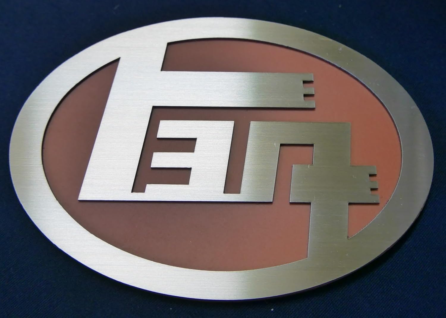 エンブレム 春川工芸 下地ブラウン カタカナエンブレム 強力両面テープ付エンブレム 【サイズW140mm&times;H95mm】 カスタムパー