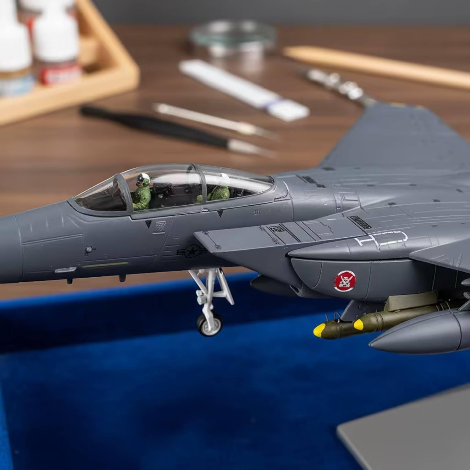 Gralara Modello con Base Espositiva Dettagliato Modellino di Aereo Dettagli Precisi Aereo con Piedistallo per Collezionisti, Esposizione, Scrivania, F-15E 0473