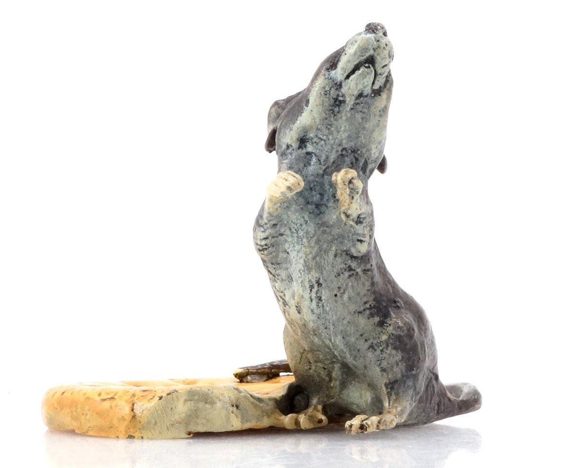 Kunst & Ambiente - Maus mit Biskuit - handbemalte Wiener Bronze - kultige Tierfigur im Retrolook - Dekostatue - Skulpturen online kaufen - Sammlerstück - Wohndeko für Innen