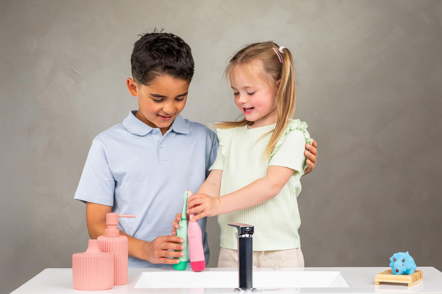 Jordan | OOTIE | Spazzolino da denti sonoro per bambini 3-12 anni | 2 testine (Gentle & Precision), luce sensore di pressione, timer da 2 minuti con segnale di 30 secondi, display con animazioni