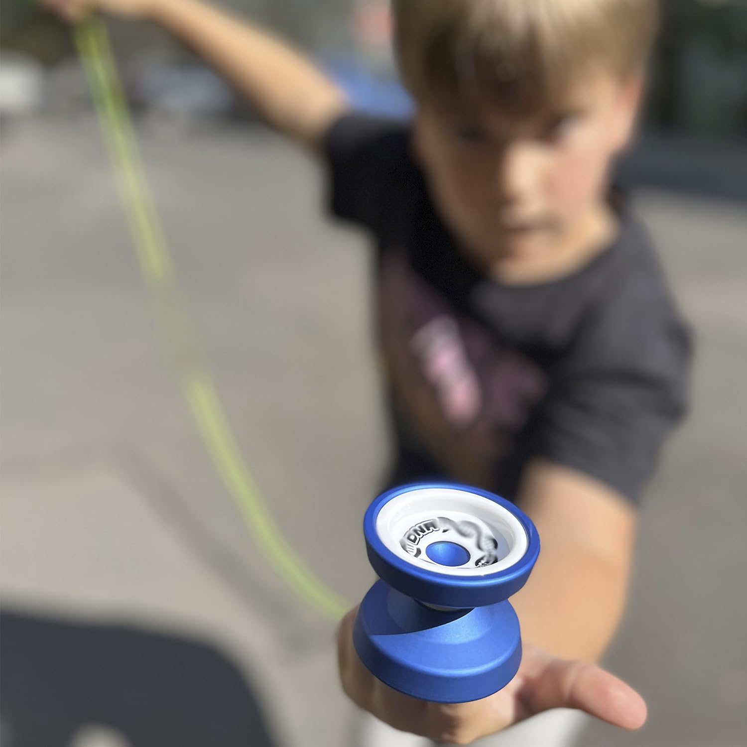 YoyoFactory DNA Yo-Yo - Bleu Blanc (Yoyo en métal, Ficelle, Roulement à Billes et Instructions Incluses)