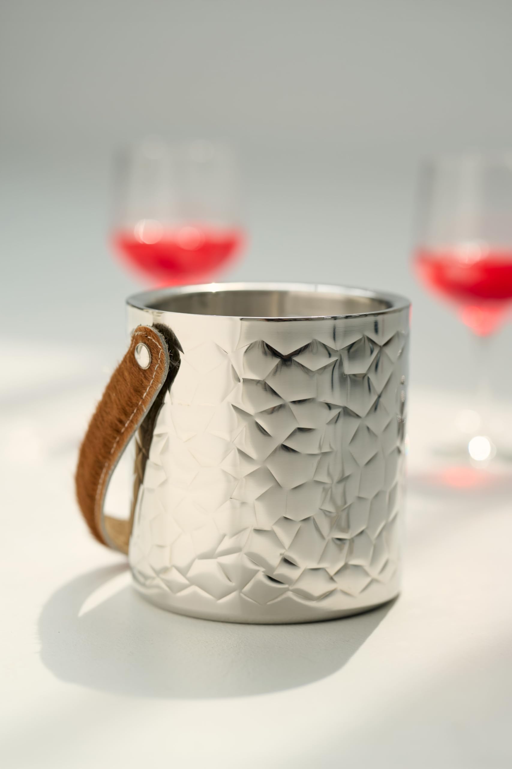 EDZARD Cubitera de hielo Capri (H 17 cm, Ø 15 cm), acero inoxidable pulido espejo, de doble pared, martillada, con tapa, con pinza para hielo y filtro – cubitera para cubitos, recipiente para bebidas