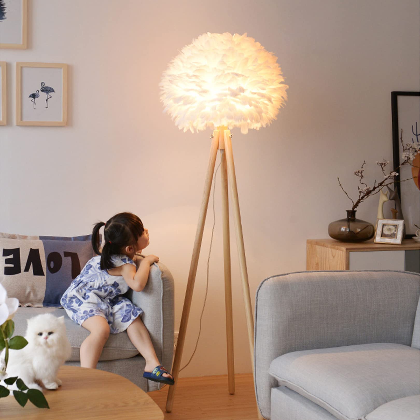 Lámpara de pie envolvente con suave pantalla de plumas blancas y elegante trípode 8