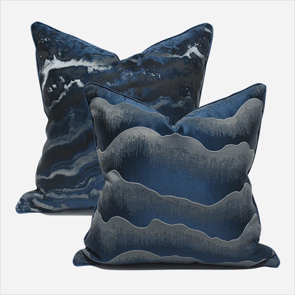 Coussin bleu foncé pour canapé afin de créer un salon zen et chic