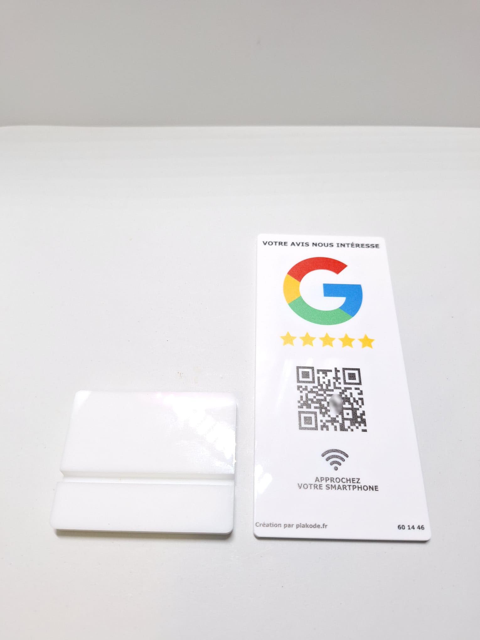 Placa NFC y código QR con soporte vertical para comentarios de Google - 15x7 cm - Ideal para letreros y restaurantes, soporte vertical (blanco)