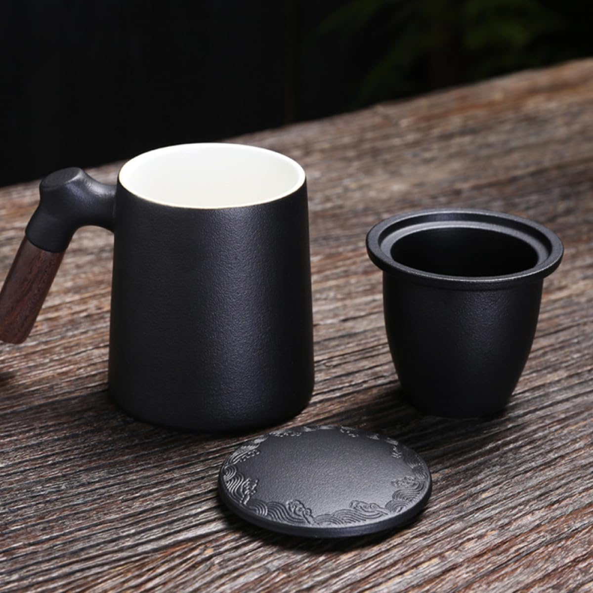 Tasse à thé en céramique avec filtre et couvercle, tasse de bureau personnelle noire pour séparation du thé, tasse à eau et à lait en porcelaine 350 ml adaptée pour l'infusion de feuilles en