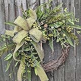 Schöner Alltags-Pod-Kranz: Realistisch und handgefertigt. Verleihen Sie Ihrem festlichen Thema Stil und Eleganz. Dieser künstliche grüne Blattkranz hat eine schlichte und elegante runde Form, der Kranz wird Ihre Urlaubsdekoration für viele Jahre schmücken.