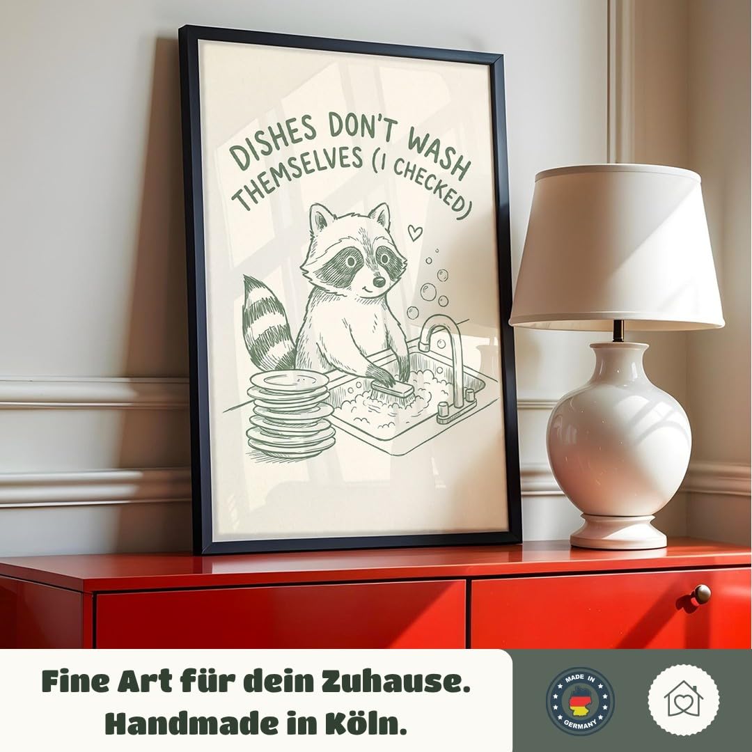 MJ-GRAPHICS® Poster Waschender Waschbär Kunstdruck humorvoll Wandbild Cartoon Stil minimalistisch Küche Deko lustig Tiermotiv Wanddeko Skizzenoptik Wohnzimmer A2 mit weißem Rahmen