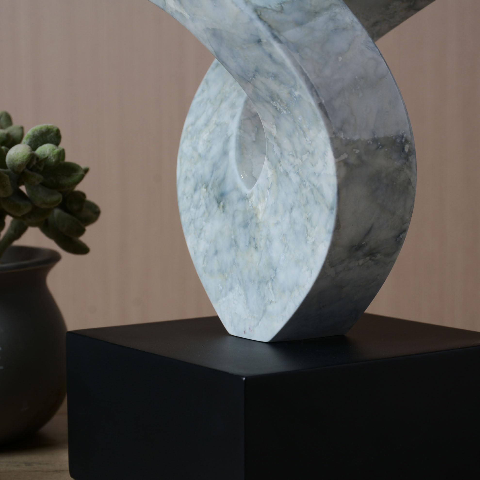 Moderne Kunst Skulptur Abstrakte Deko Figur Statue Wohn Geschenk Arts für Schlafzimmer Regal Esszimmer Polyresin 37cm
