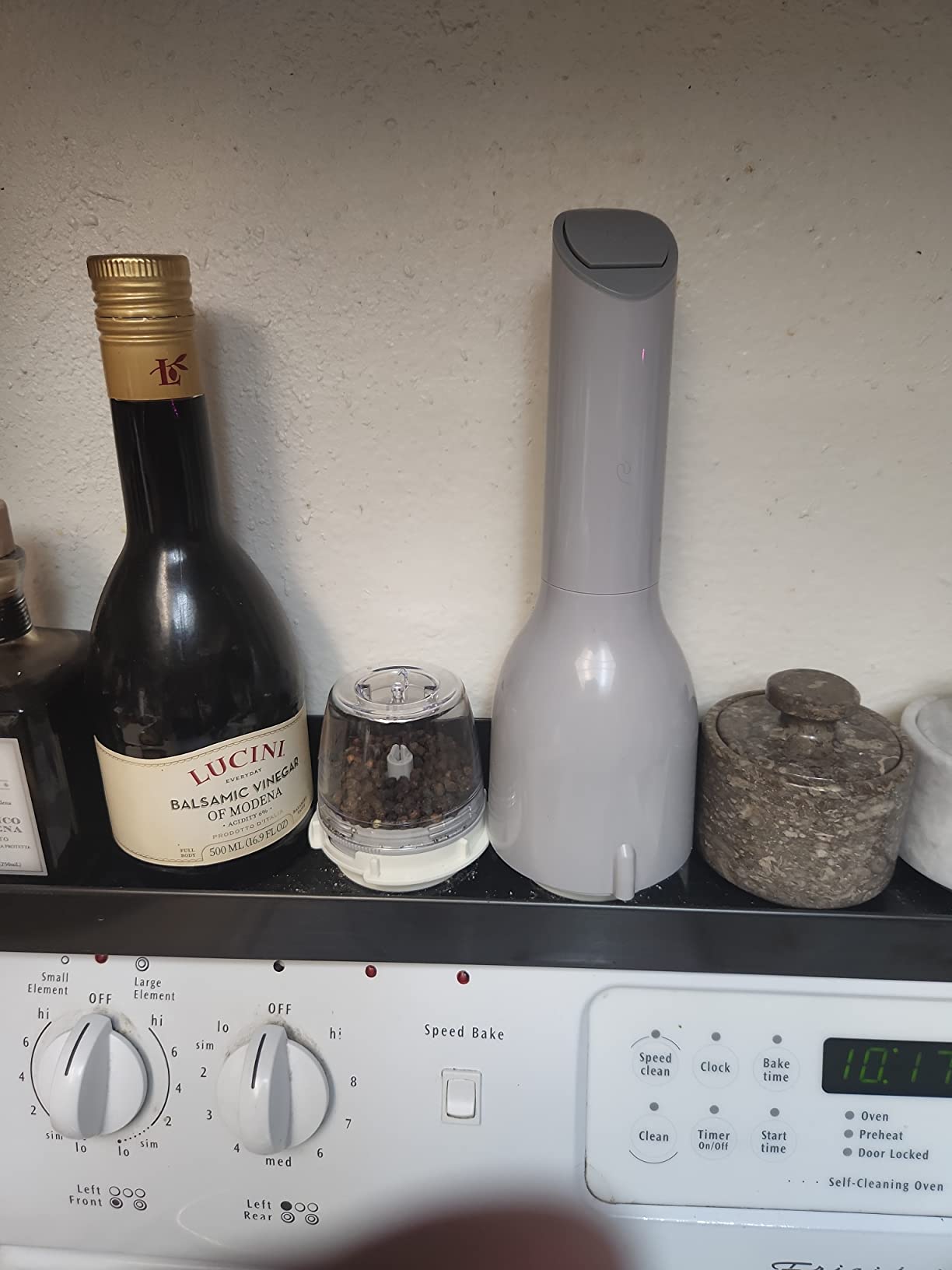 FinaMill – Award Winning Battery Operated Pepper Mill & Spice Grinder in One. Adjustable Coarseness. Ceramic Grinding Elements. One Touch Operation with LED Light. includes 2 Quick-Change ProPlus Pods photo review