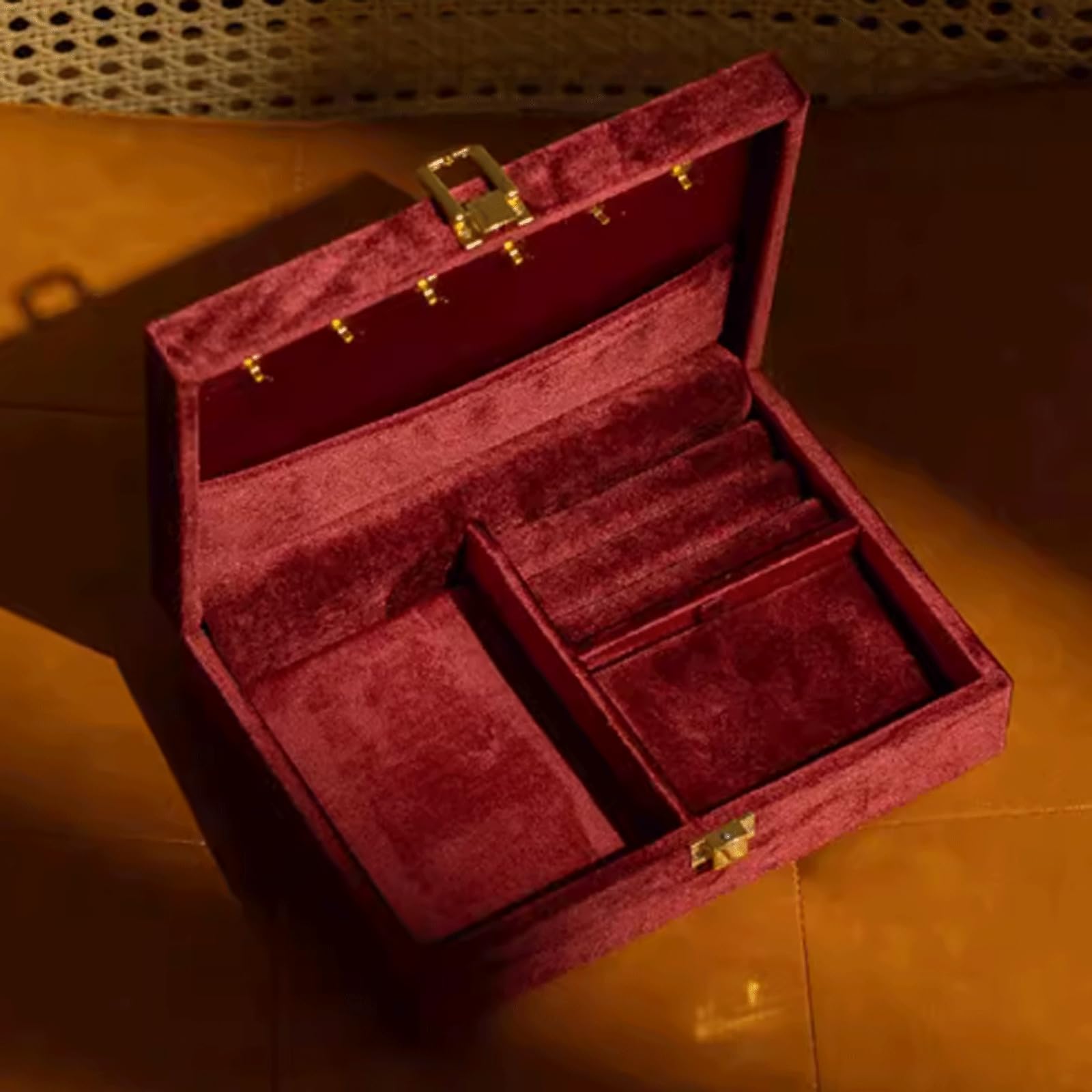 Amazon｜宝石箱 ベルベット布トラベルジュエリーケース金属バックル