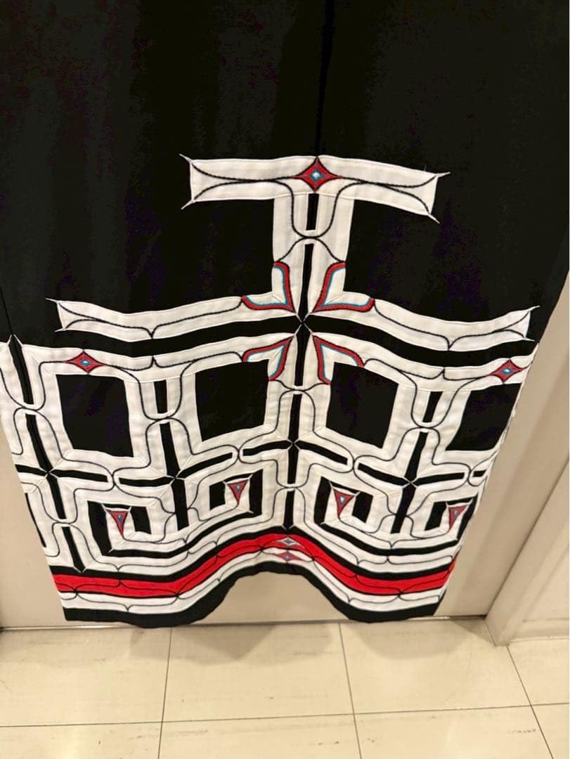 アイヌ　ルウンペ　着物　白老　色裂置紋木綿衣　現代作家 Amazon.co.jp: アイヌ 着物 ルウンペ 白老 ポロトコタン 色裂置紋木綿