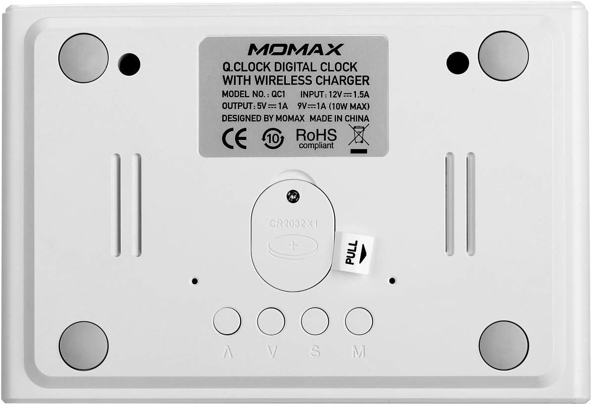A baix view del MOMAX Q.Clock que mostra el compartiment de la pila CR2032 i els botons de control etiquetats amb A, V, S, M.