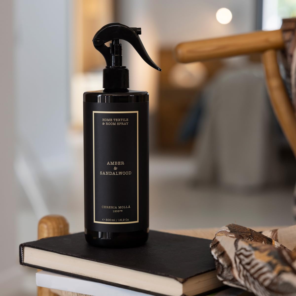 CERERÍA MOLLA 1899 | Spray Textil Hogar Amber & Sandalwood | para Prendas, Almohadas y Otros Textiles del Hogar | Ambienta Sin Dejar Manchas | Pulverizador en Pistola Manual | 500ml