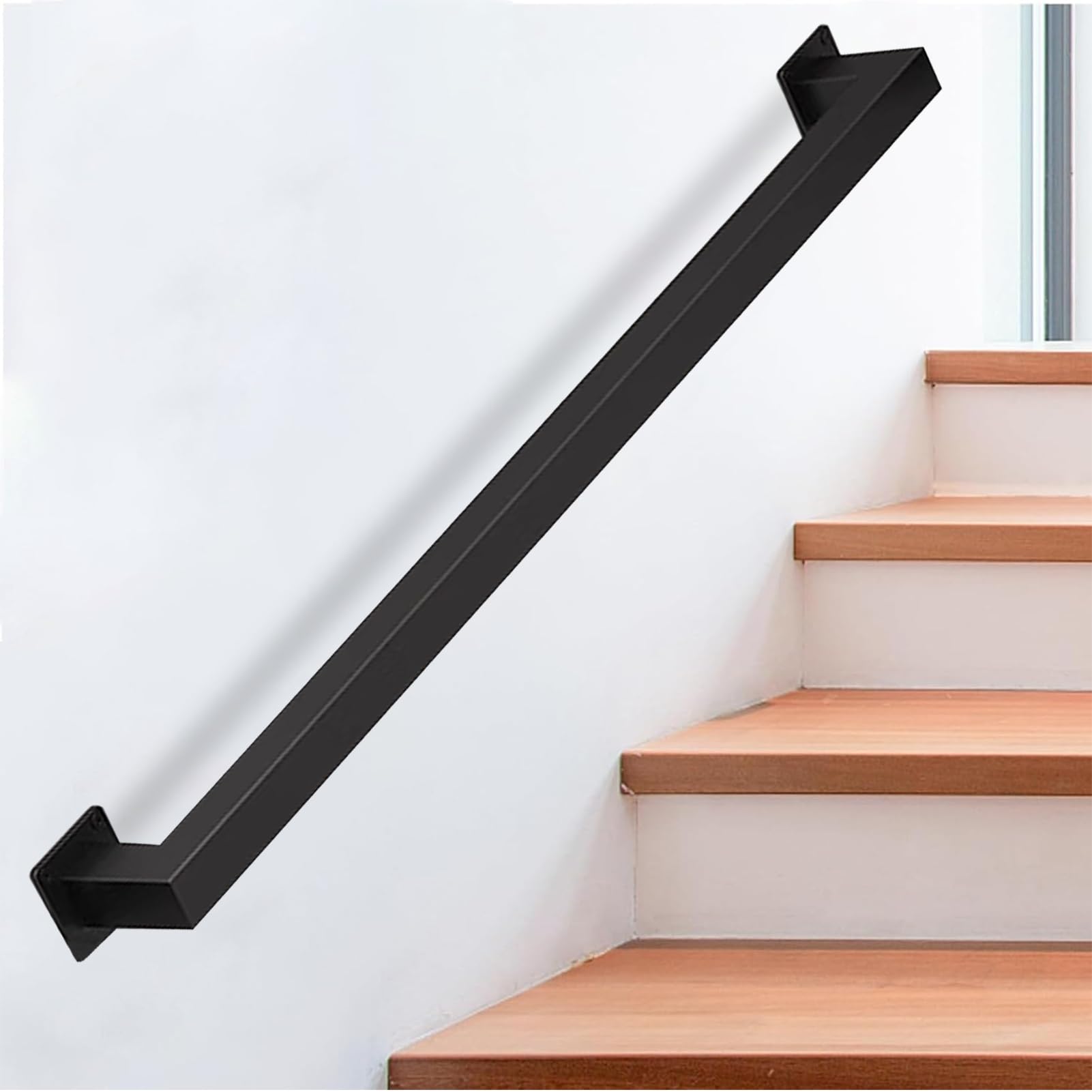 Garde-corps d'escalier sécurisé grâce au lot de tubes carrés en fer forgé noir