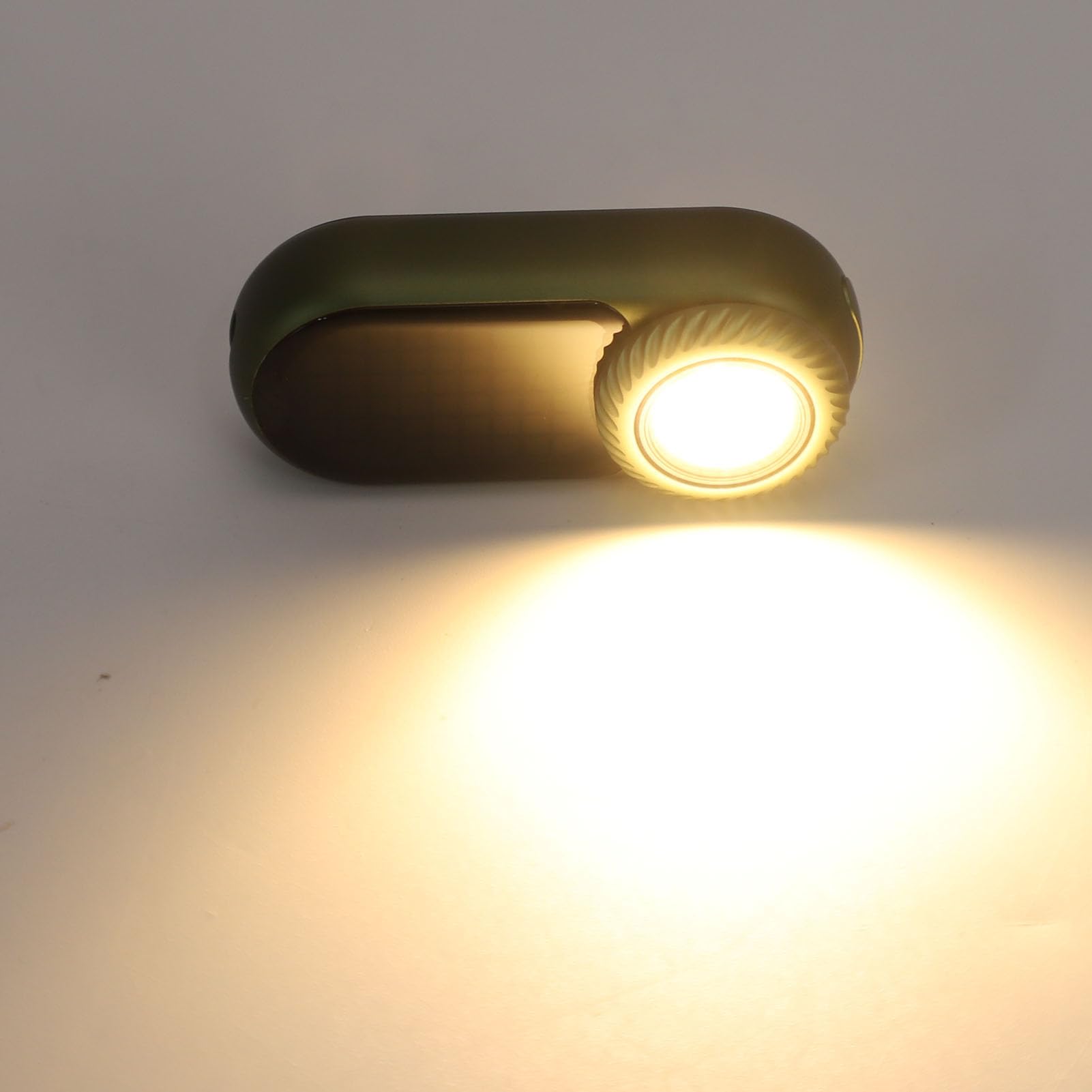 Taschenlampe mit Einstellbarer Helligkeit und RGB-Display für Technikbegeisterte aus Aluminium