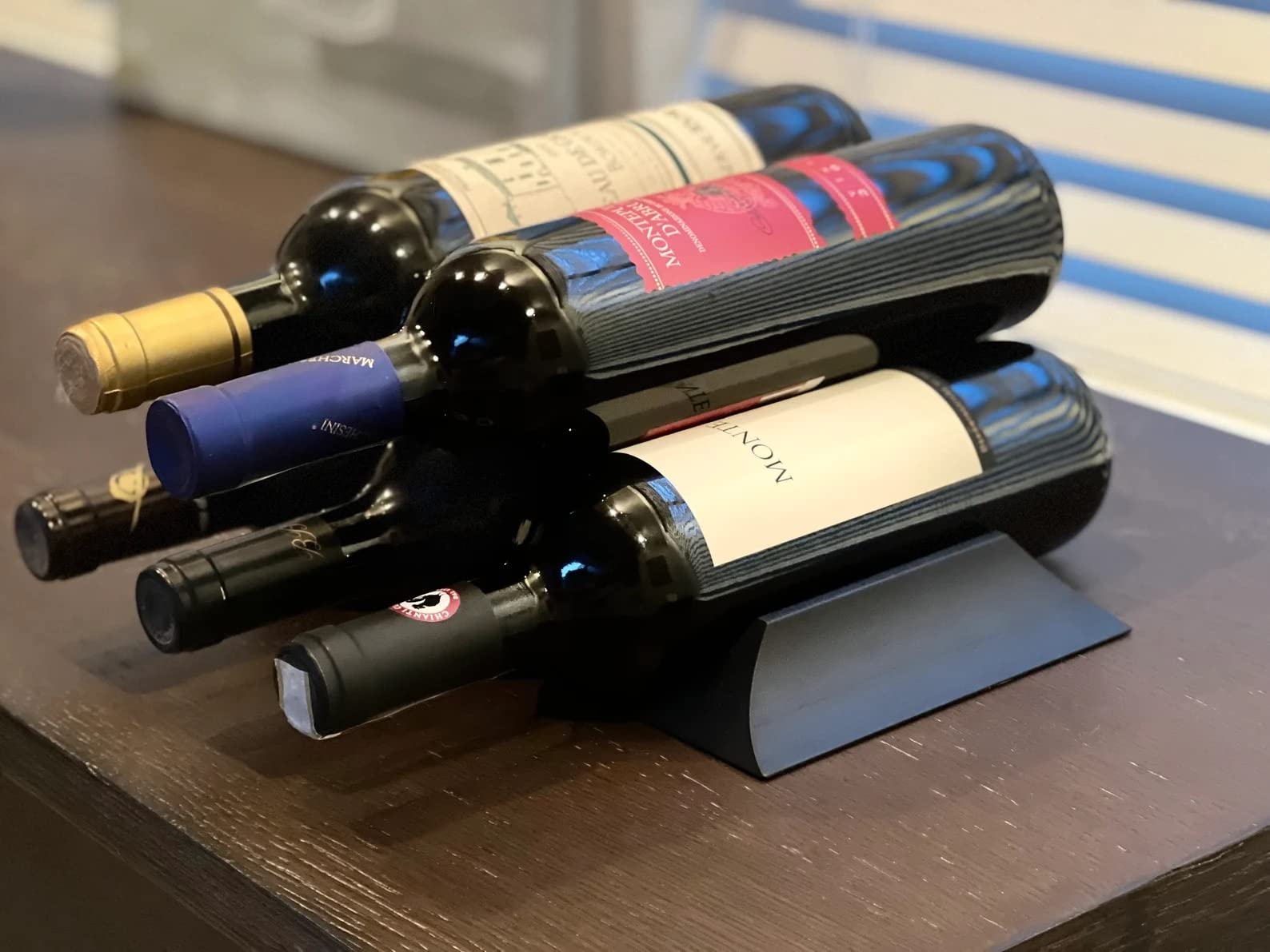 El estante de vino de metal compacto que es el regalo perfecto para los amantes del vino (negro azabache) 3